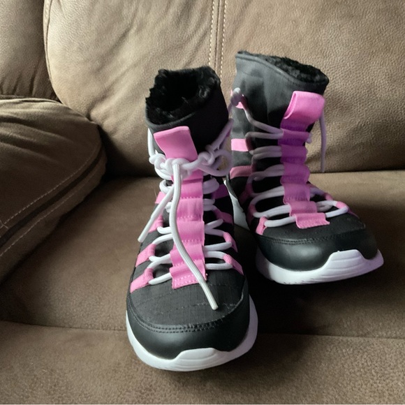 Nike Girls Athletic Winter Boots… Inside Fur So Soft!! ❤️ ☃️ - Picture 8 of 10